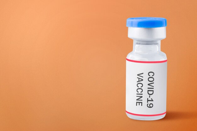 色付きの背景を持つCovid19ワクチン