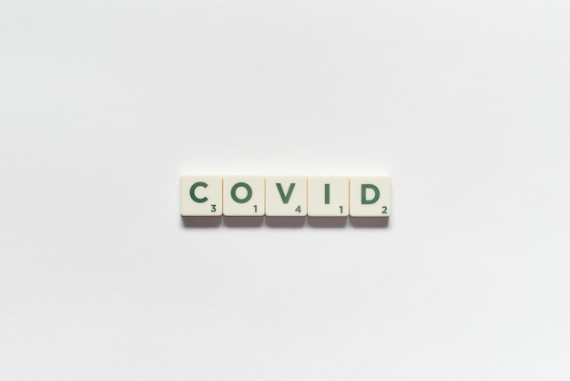 Covid gevormd uit scrabbleblokken