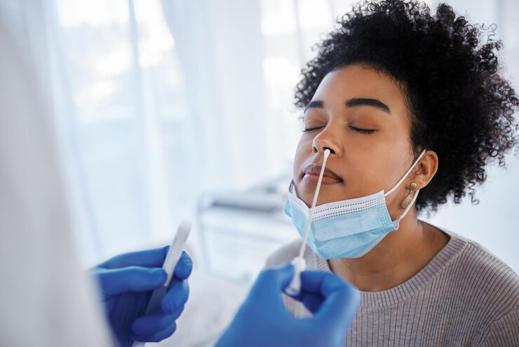 Foto covid-gezondheids- en medische test met neusuitstrijkje voor zwarte vrouw en arts met patiëntengezondheidszorg en gezichtsmasker monsterverzameling voor pcr-diagnose en gezondheidszorg covid 19-naleving en veiligheid