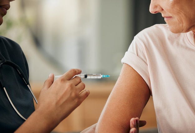看護師のワクチン注射と健康安全またはコロナ免疫のCovidの手医療covid 19と医療専門家のパンデミックウイルス保護インフルエンザまたは注射器による病気の予防