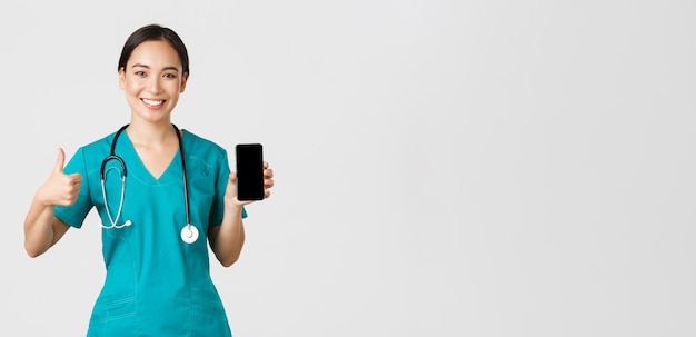 Covid医療従事者と若いアジアの女性医師の医師のオンライン医学の概念の肖像画...