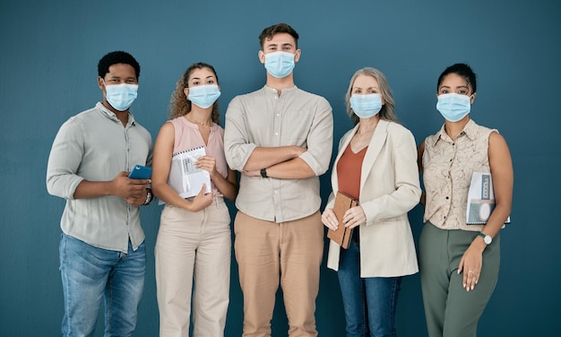 Covid-portret en leider met zakenmensen op kantoor voor gezondheid en veiligheid Leiderschapsnaleving en groep werknemers mannen en vrouwen met gezichtsmasker of pbm om het coronavirus te stoppen voor welzijn