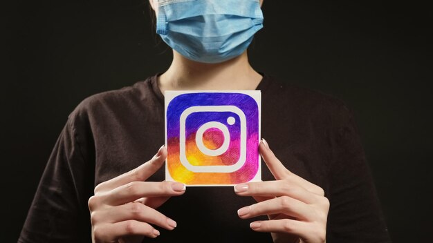 Foto covid social media donna maschera per il viso icona di instagram