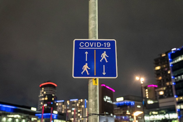 写真 制限を示すcovidの交通と歩行者の標識