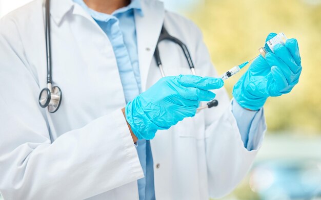 Covid-vaccininjectie en coronavirusgeneeskunde met naaldflacon en spuit van ziekenhuisarts close-up handen gezondheidswerker en griepprik antiviraal schot en medische behandeling voor immuniteit