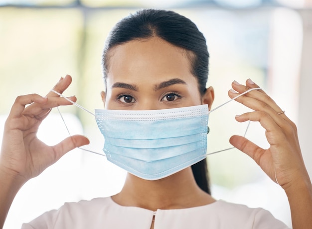 Covid-veiligheid en gezondheidszorg met een vrouw met een masker tijdens de virusuitbraak die een nieuwe normale levensstijl leidt Portretvaccin en medisch met een jonge vrouw die veilig blijft tijdens de corona-pandemie