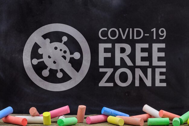 Covid-vrije zone teken covid19 vrije zone-tekst op een schoolbord