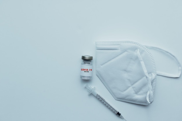 COVID19 Coronavaccin met injectie en gezichtsmasker Gezondheidsmedische hulp