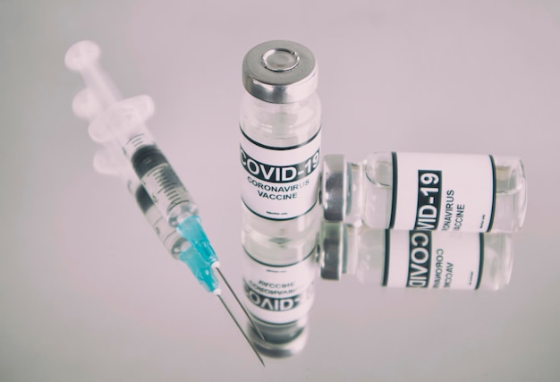 Covid19 coronavirusvaccin op de witte achtergrond