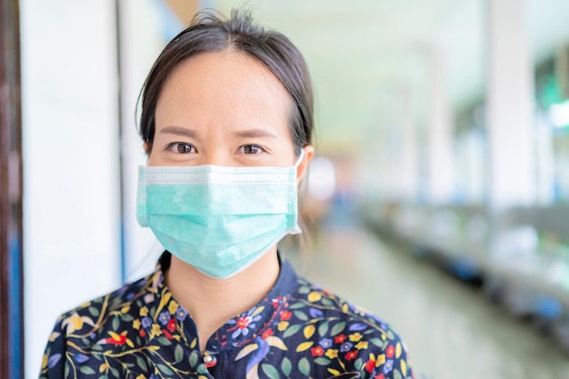 COVID19 Пандемия Коронавируса Азиатская женщина изолирована автоматический карантин в маске для лица, защищающей от распространения вируса болезни SARSCoV2 Девушка изолирующая маска на лице от Коронавирусной болезни 2019