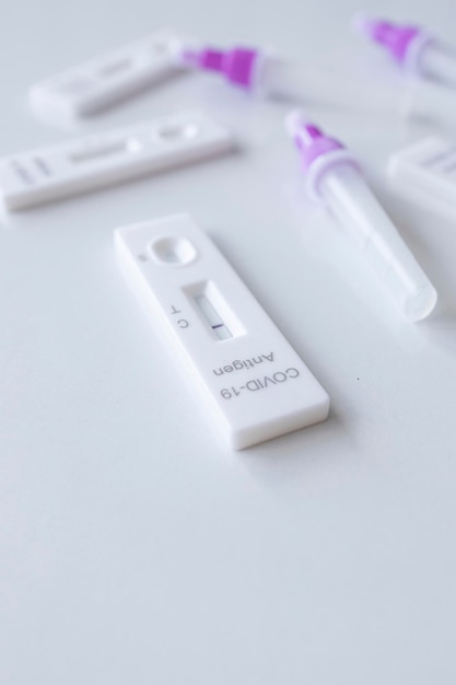 Kit di test dell'antigene atk con risultato del test positivo e negativo per covid19