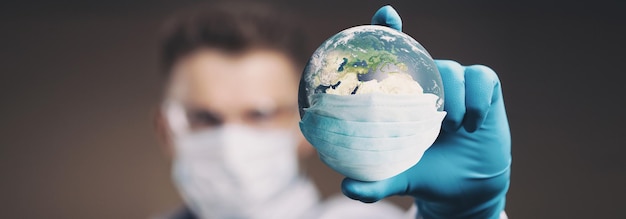 COVID19 reizen en veilige wereldconcept wereldbol in medisch masker Planeet Aarde met beschermen Elementen van afbeelding geleverd door NASA 3d illustratie