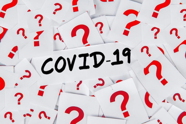 疑問符記号の山が付いた COVID19 テキスト