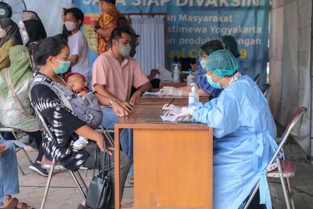 Covid19-vaccinbooster ingezet in Yogyakarta op 25 februari 2023