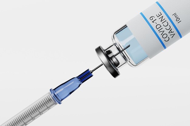 白い背景で隔離の注射器とCovid19ワクチンバイアル