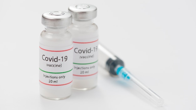 Covid19-vaccinflesjes met spuit