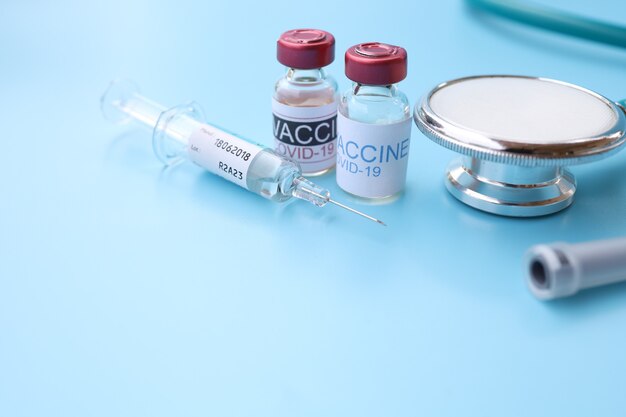 COVID19-vaccins tegen de blauwe achtergrond