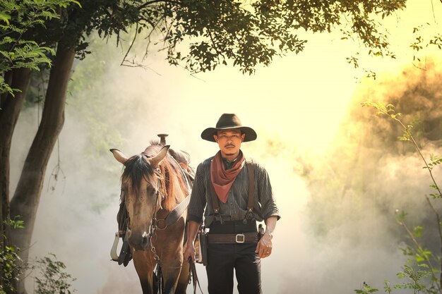 Cowboy en het paard in het bos