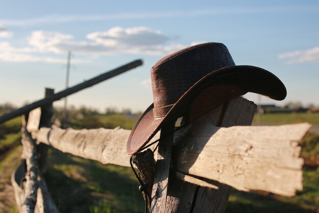 Photo cowboy hat fence