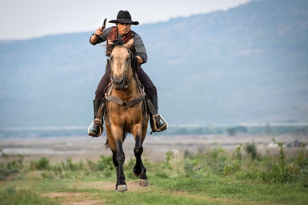 Cowboy man rijden paard schieten