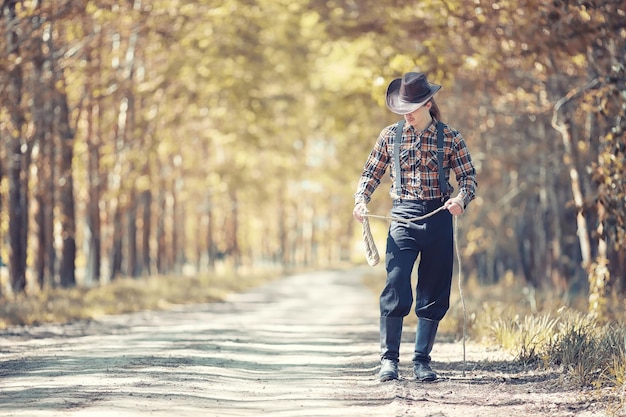 Cowboy met hoed in een veld in de herfst