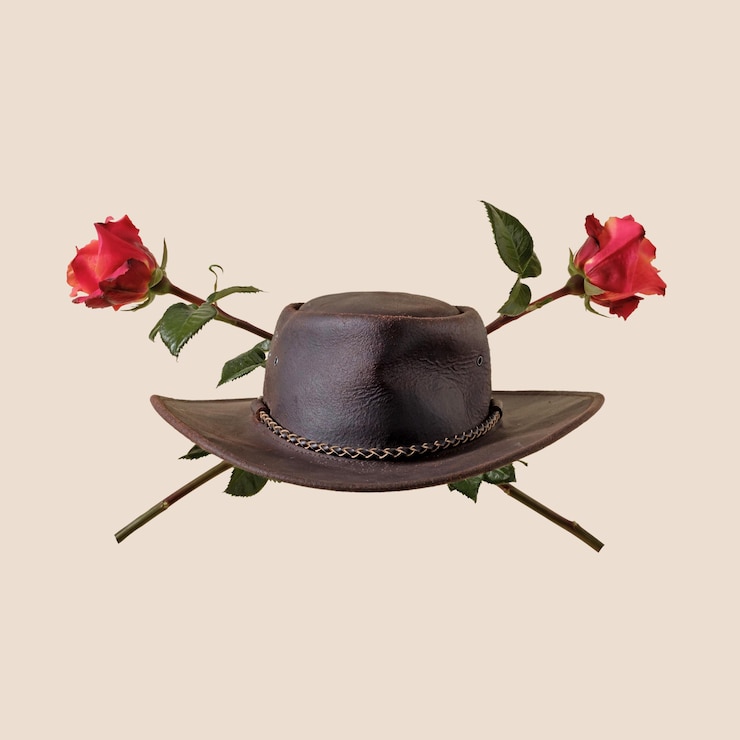 Foto cowboyhoed en roze bloemen wilde westen feestconcept klassieke stetson en amerikaanse western