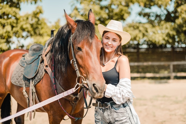 Cowboymeisje op de boerderij met een paard