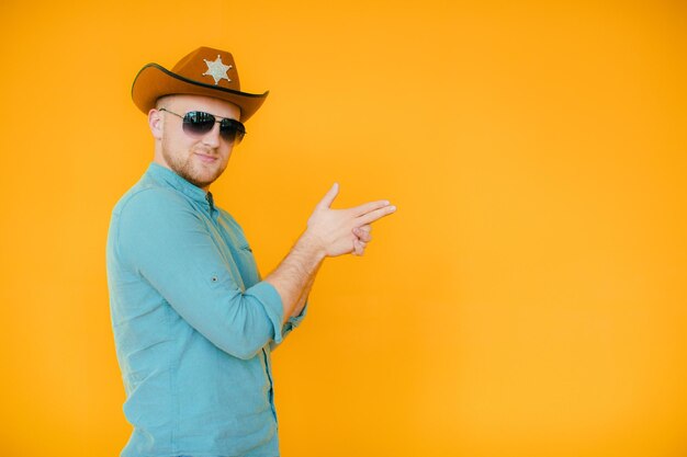 Cowboystijl Knappe jonge man die zijn cowboyhoed aanpast