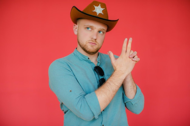 Cowboystijl Knappe jonge man die zijn cowboyhoed aanpast