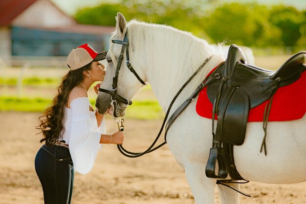 写真 白い馬と白い服を着た騎乗位