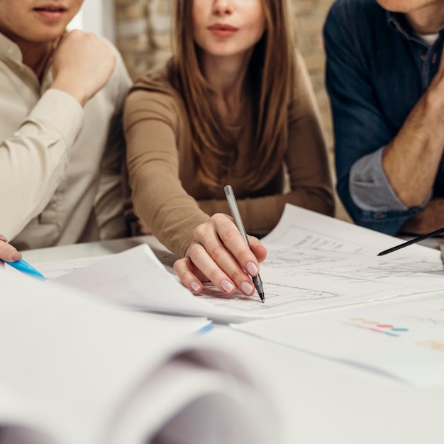 Collega che lavora insieme a un progetto imprenditoriale