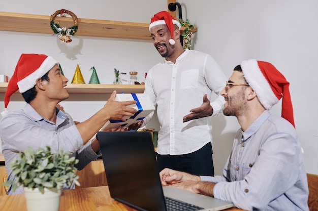 Photo coworkers exchanging presents