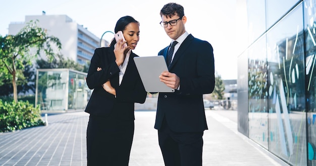 Coworking moderne man en vrouw op straat