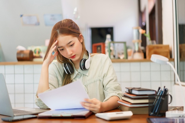 Coworking ruimte kantoorconcept Vrouwelijke ondernemer voelt zich verward tijdens het lezen van een bedrijfsdocument