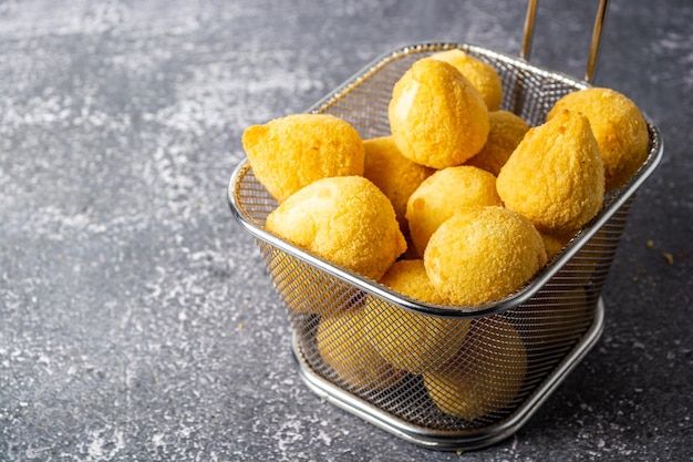 coxinha, bolinha de queijo и risolis. традиционная бразильская закуска для вечеринки