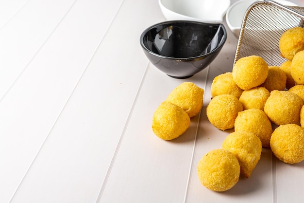 coxinha, bolinha de queijo и risolis. традиционная бразильская закуска для вечеринки