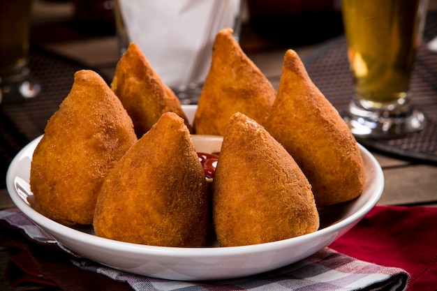 Coxinha, een braziliaanse snack, met een bar in de ruimte.