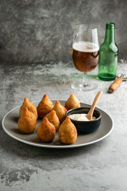 Coxinha - cibo popolare in brasile composto da carne di pollo tritata o sminuzzata ricoperta di pasta