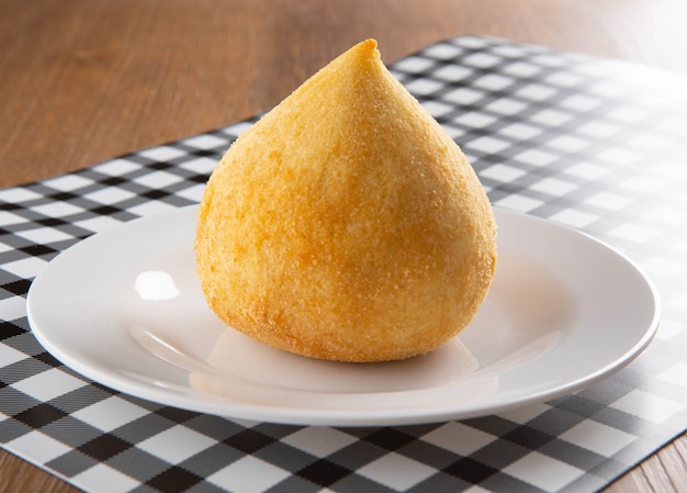 닭고기를 넣은 브라질 요리의 전통 간식 Coxinha