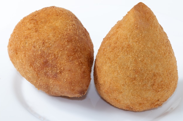 Coxinha van kip geïsoleerd op een witte achtergrond.