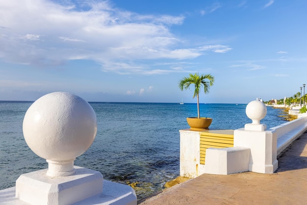 Cozumel Mexico 바다 산책로 및 카페 레스토랑과 아름다운 바다 전망이 있는 해안가 Malecon