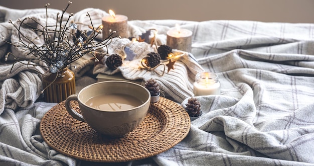 Accogliente composizione autunnale con una grande tazza di caffè a letto