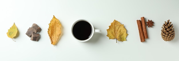 コーヒードリンクと居心地の良い秋のコンセプトの背景