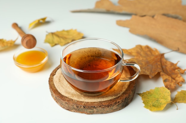 お茶の飲み物と居心地の良い秋のコンセプトの背景