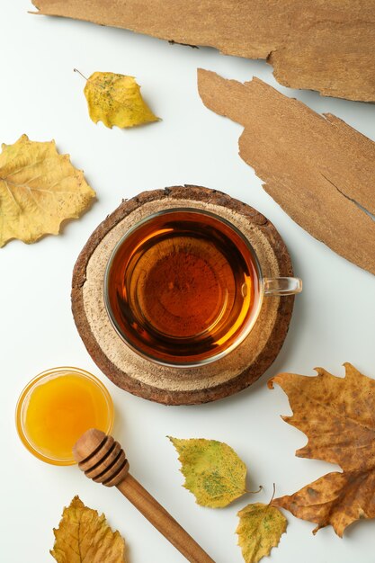 お茶の飲み物と居心地の良い秋のコンセプトの背景