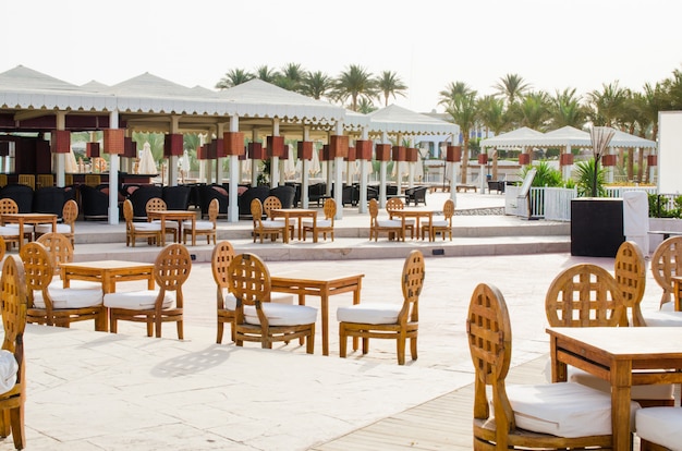 Фото Уютный бар или кафе на территории пятизвездочного отеля с видом на море в шарм эль шейхе.