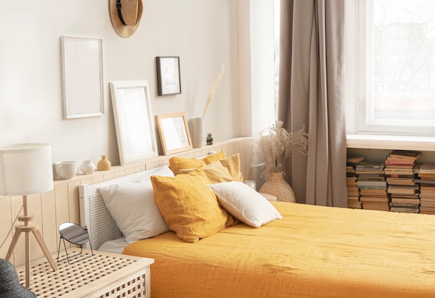 素朴なスタイルの居心地の良い明るいベッドルーム。明るい黄色のリネンが付いているベッド。