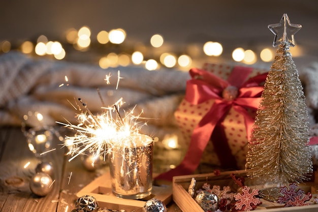 写真 輝く線香花火と装飾の詳細と居心地の良いクリスマスの背景