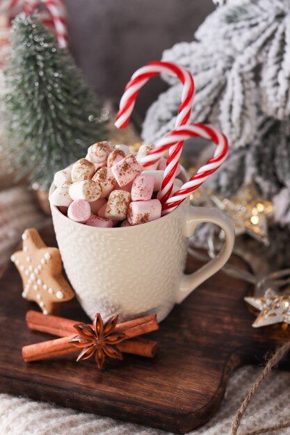 カップとクッキーで居心地の良いクリスマスの構成。マシュマロ入りホットチョコレート。