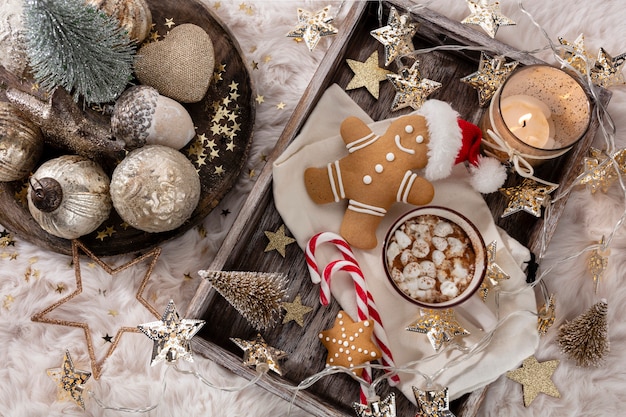 컵과 쿠키가 있는 아늑한 크리스마스 구성입니다. 마시멜로가 들어간 핫초코.